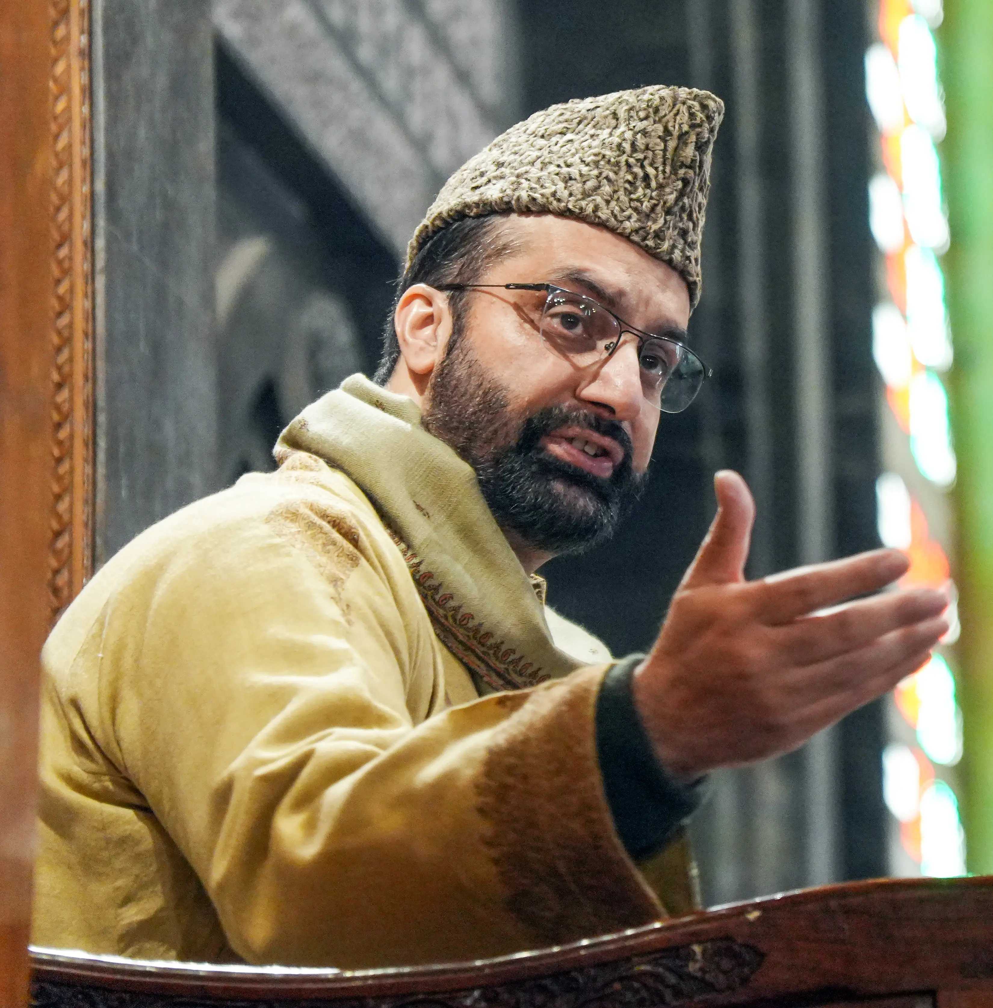 Amid crackdown on separatists, Mirwaiz drops Hurriyat chairman title from social media