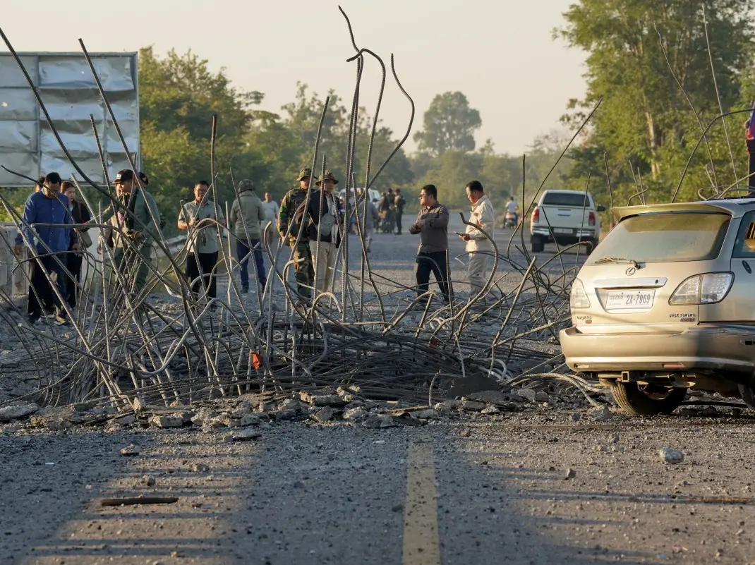 Cambodia accuses Thailand of heavy shelling as peace talks continue Cambodia accuses Thailand of heavy shelling as peace talks continue