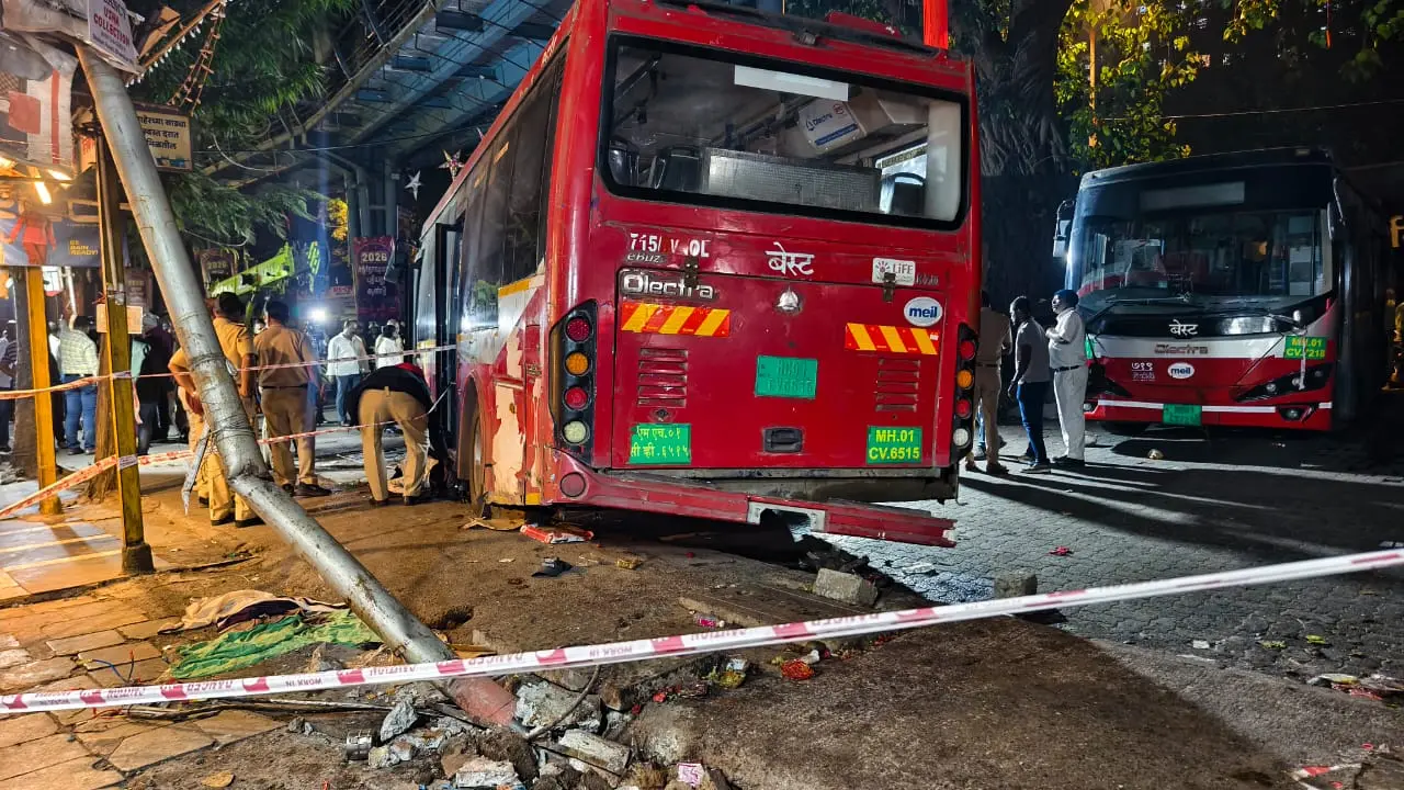 Chilling video shows BEST bus mowing down pedestrians near Mumbai's Bhandup station | Watch