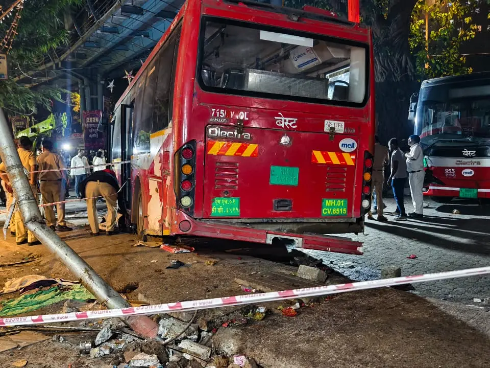 Chilling video shows BEST bus mowing down pedestrians near Mumbai's Bhandup station | Watch Chilling video shows BEST bus mowing down pedestrians near Mumbai's Bhandup station | Watch