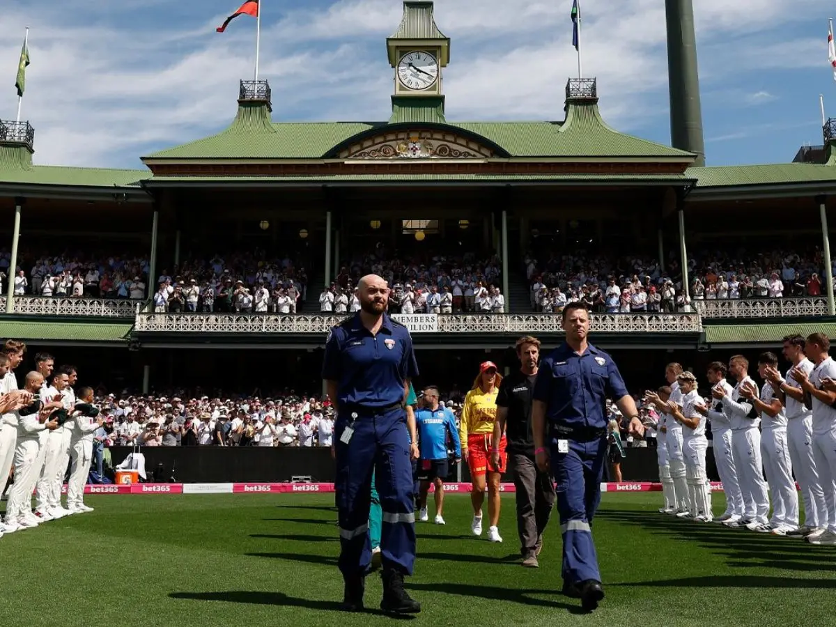 Ashes rivals honour Bondi shooting responders ahead of Sydney Test - WATCH