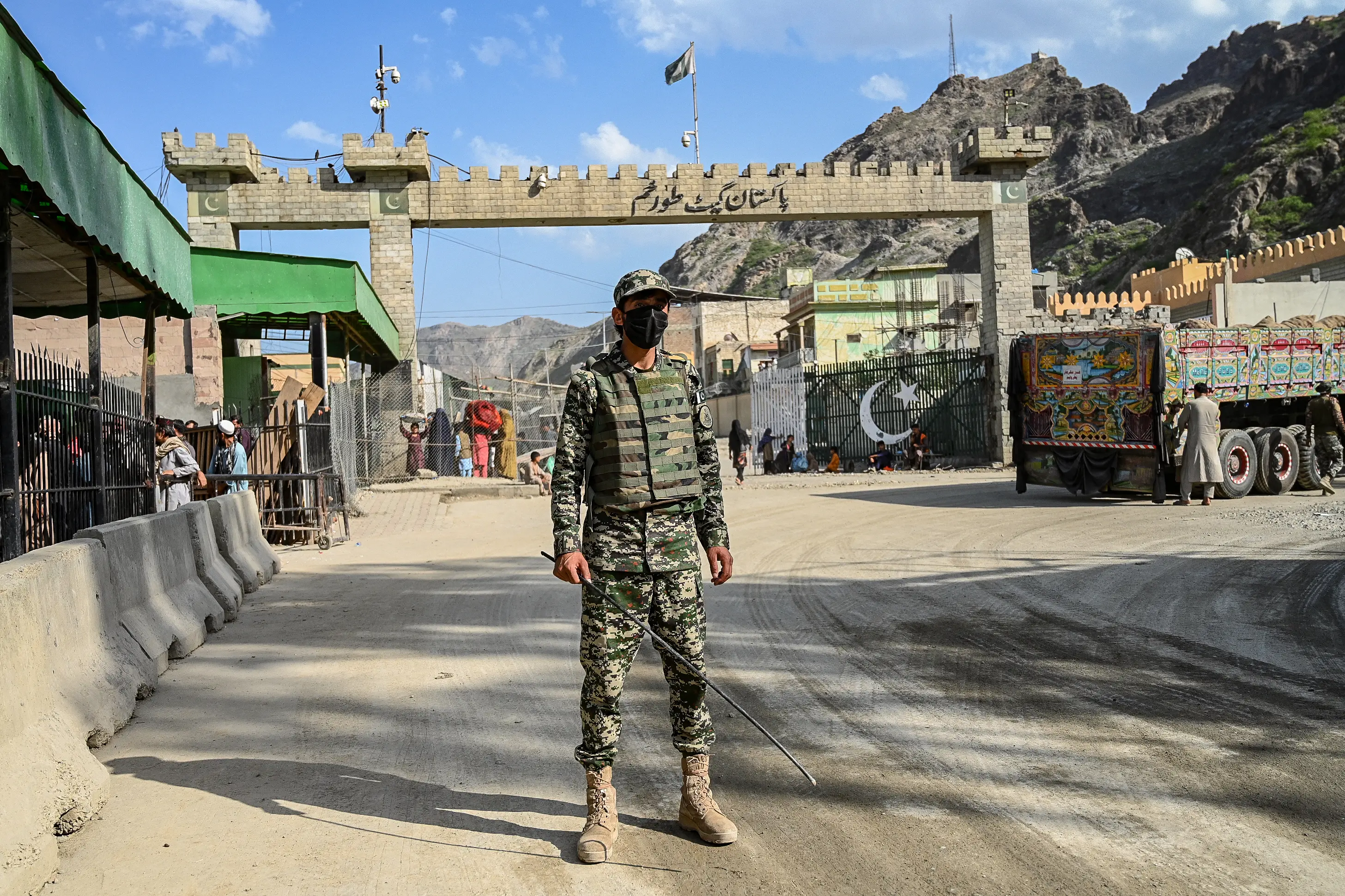 Pakistan, Afghanistan hold talks to reopen border for trade