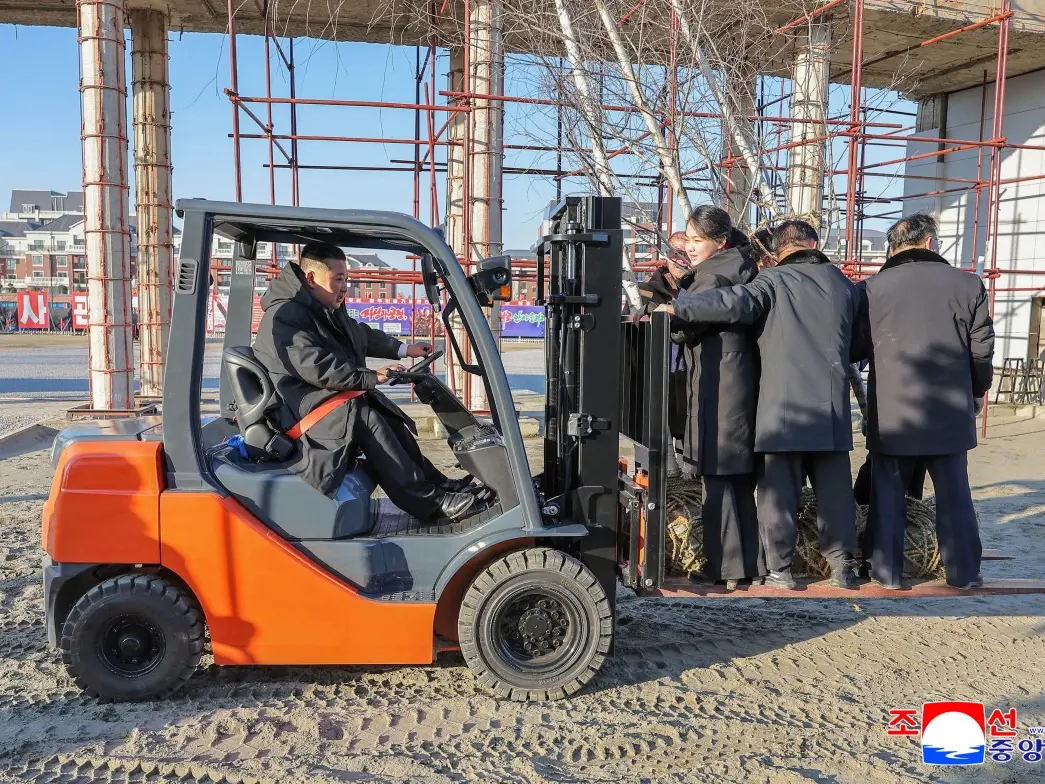 Bizarre photos show Kim Jong Un lifting daughter Ju Ae and staff on a forklift Bizarre photos show Kim Jong Un lifting daughter Ju Ae and staff on a forklift