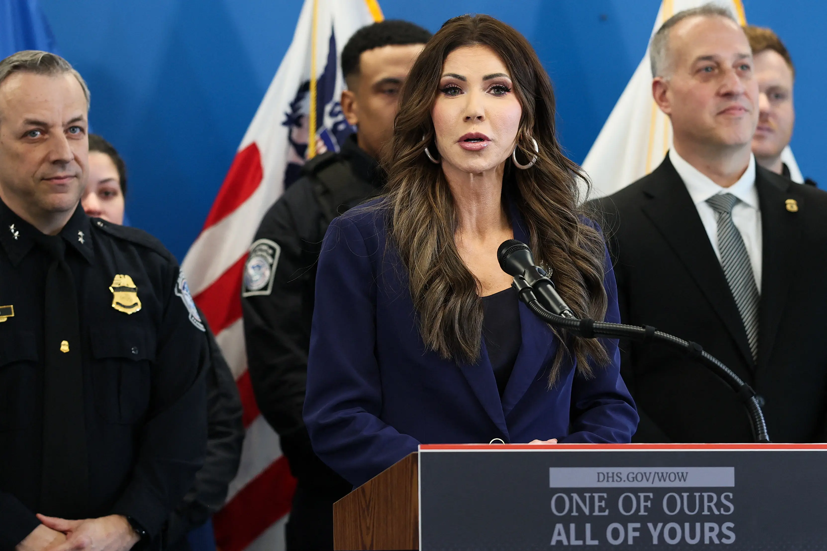 Minneapolis ICE shooting: 'MOB OF AGITATORS were harassing ICE agent ...