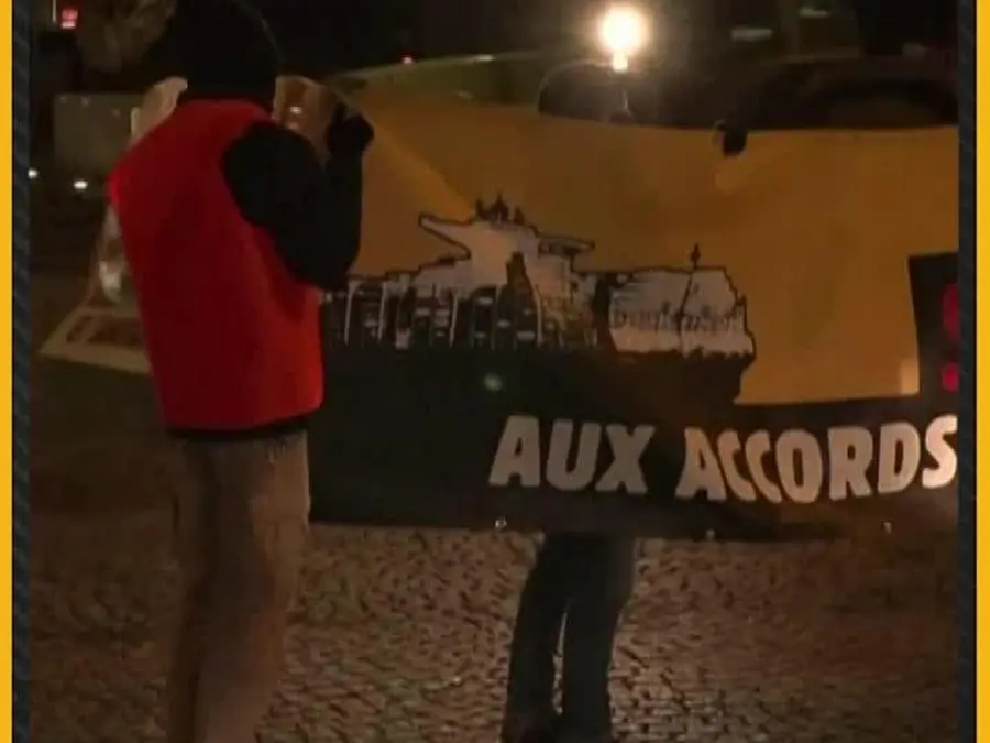 French Farmers Block Paris Ring Road Protesting Mercosur Trade Deal 