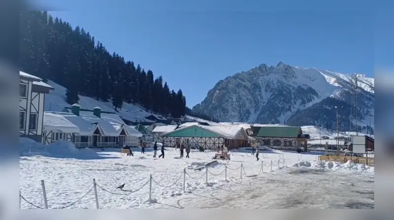 Sonamarg transforms into winter paradise as Kashmir tourism bounces back Sonamarg transforms into winter paradise as Kashmir tourism bounces back