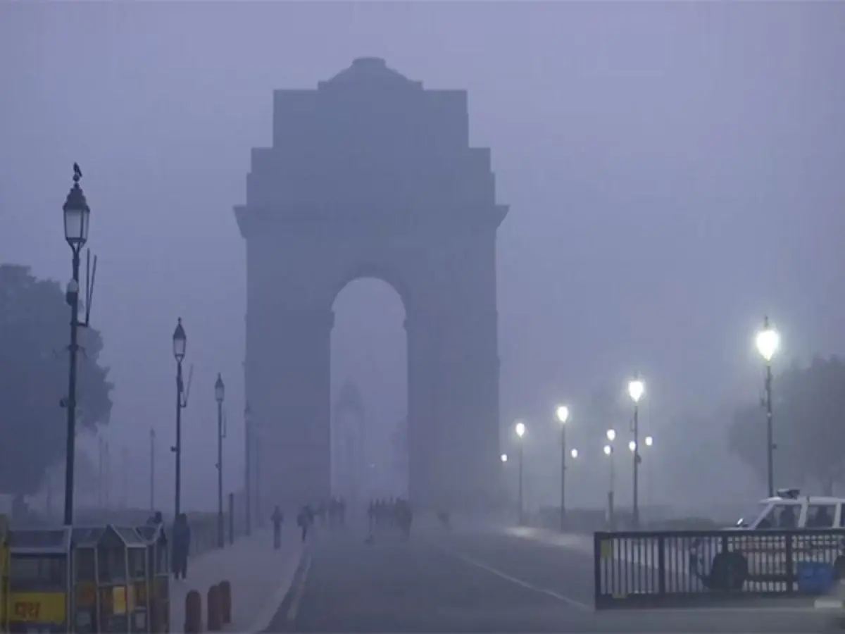Delhi weather update: Delhiites wake up to dense fog, freezing temperature