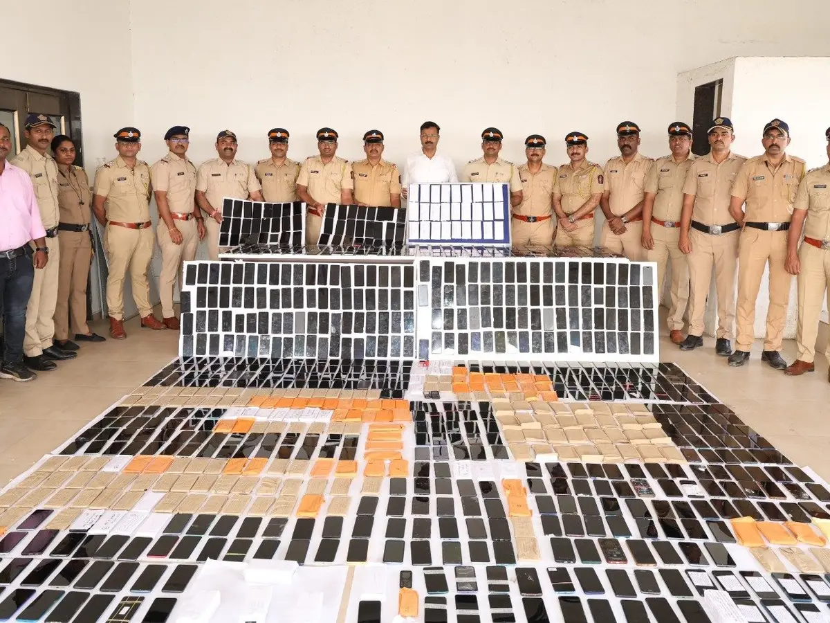 Mumbai Police recover 1,650 stolen phones from UP