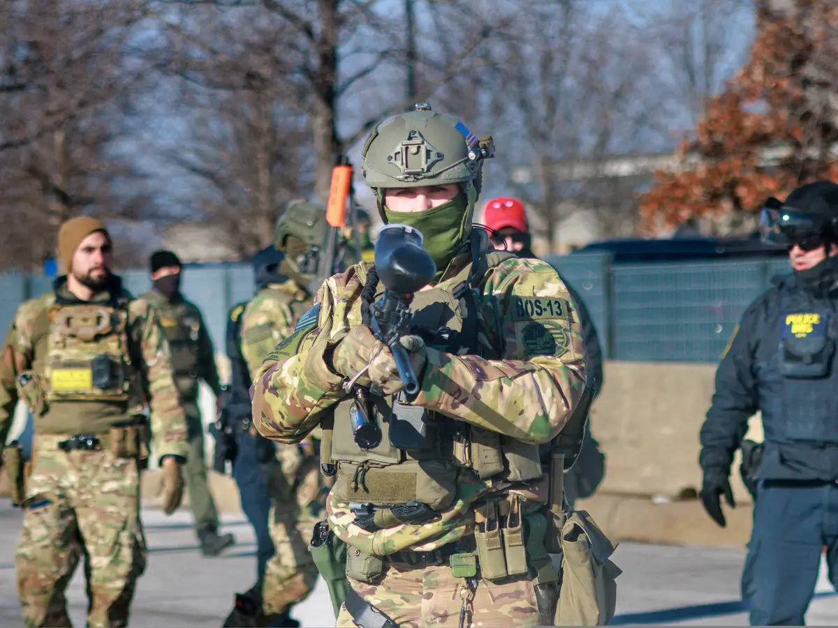 Die Spannungen eskalieren, da nach tödlicher Schießerei mit ICE-Beamten ...