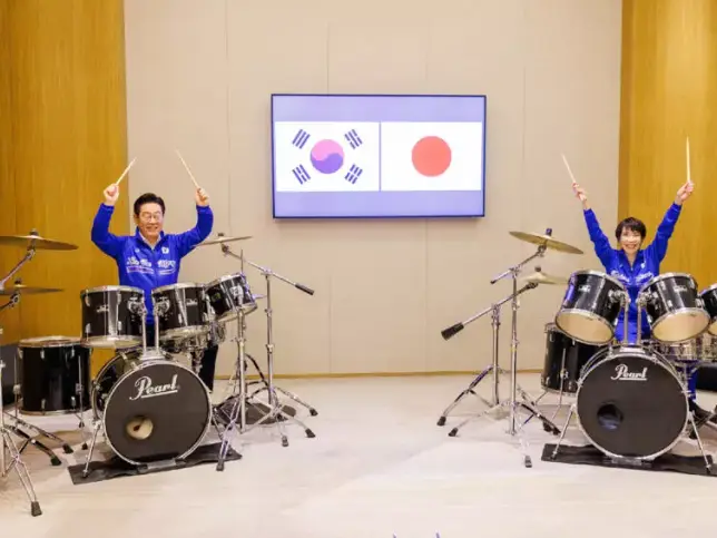 WATCH | Japanese PM and S Korean President strike a chord with K-pop drumming session WATCH | Japanese PM and S Korean President strike a chord with K-pop drumming session