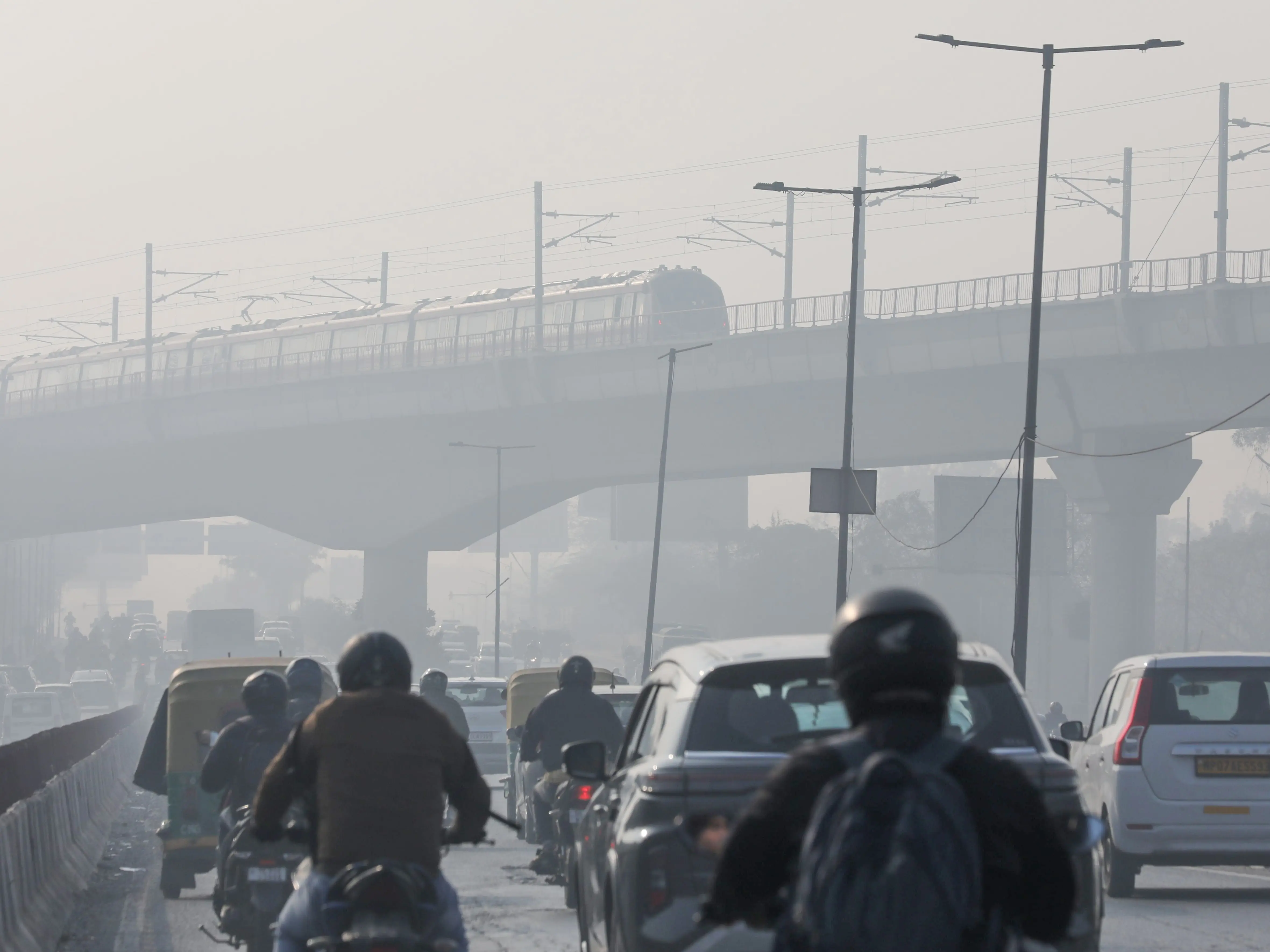 Delhi records coldest January morning in 3 years as mercury dips to 2.9°C, AQI remains very poor Delhi records coldest January morning in 3 years as mercury dips to 2.9°C, AQI remains very poor