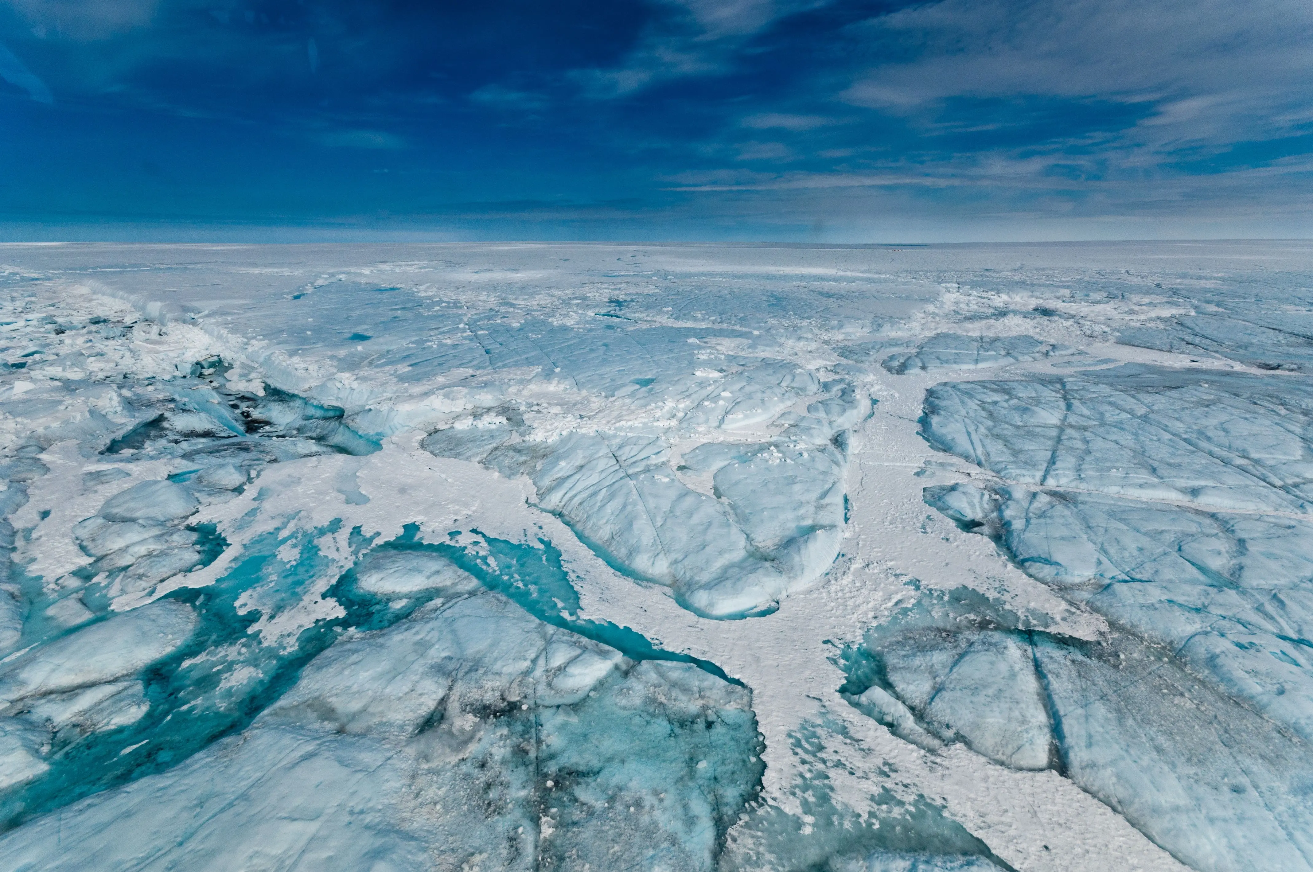 Exploding lakes: Supraglacial lakes drain in hours