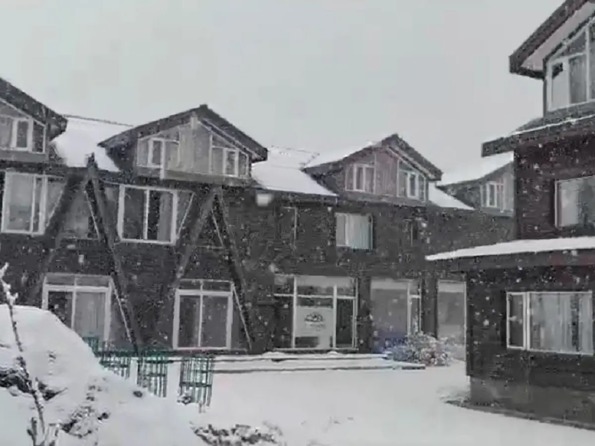Snowfall Begins in Kashmir and Himachal