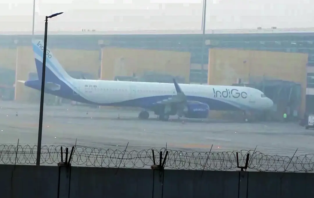 Airlines issue advisory as dense fog blankets Delhi; IMD issues cold wave alert – Check AQI today