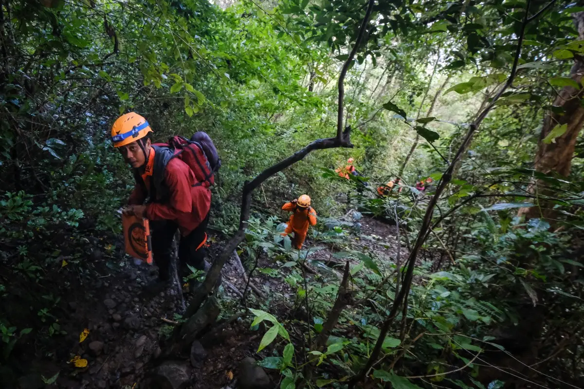 Rescues race to locate passengers after debris from missing Indonesian plane found