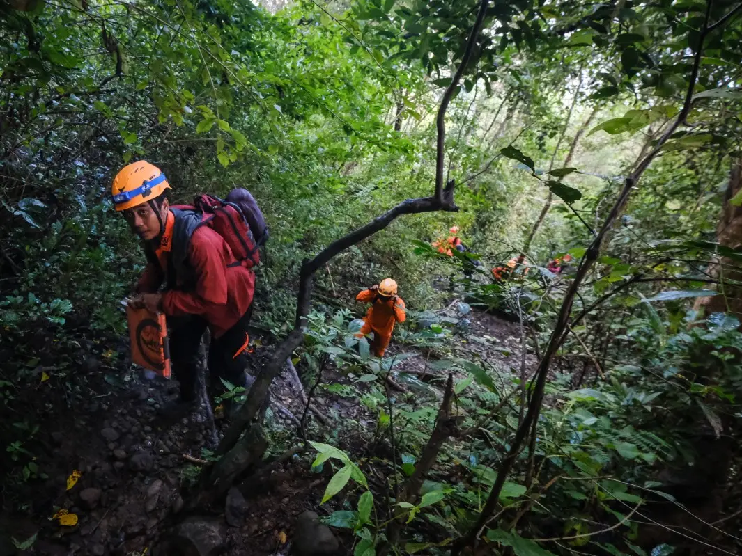 Rescues race to locate passengers after debris from missing Indonesian plane found Rescues race to locate passengers after debris from missing Indonesian plane found