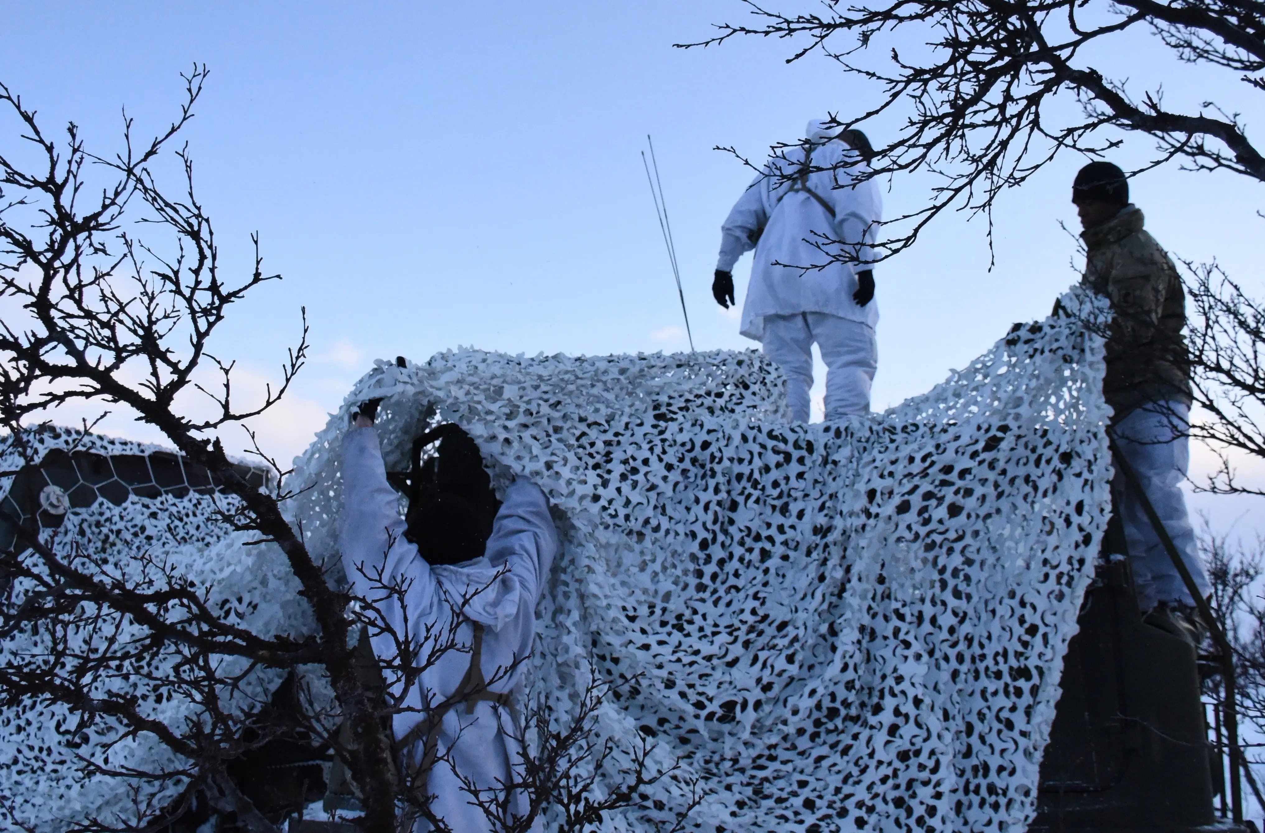 Camouflage overwhites Hiding in the snow