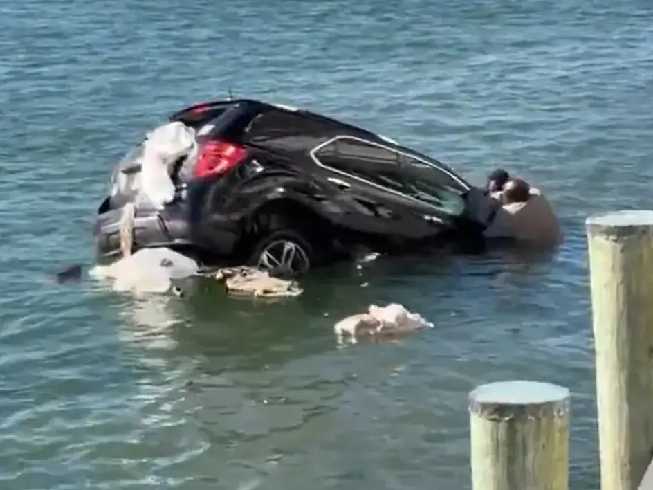 WATCH | Bystanders rescue woman from a sinking SUV in Virginia beach WATCH | Bystanders rescue woman from a sinking SUV in Virginia beach