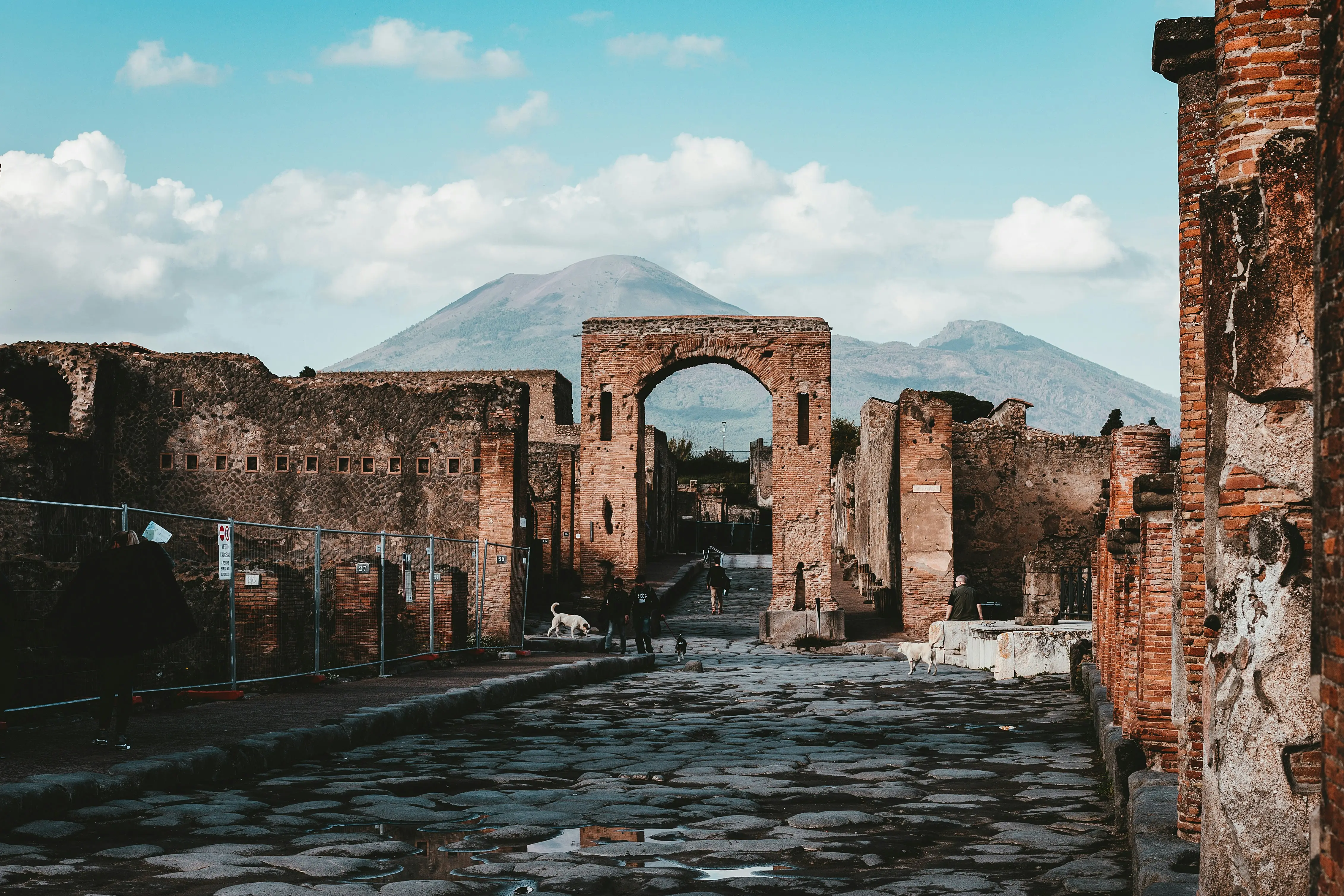A Pompeii alley unearthed in 1794 reveals previously unknown graffiti using a special camera setup