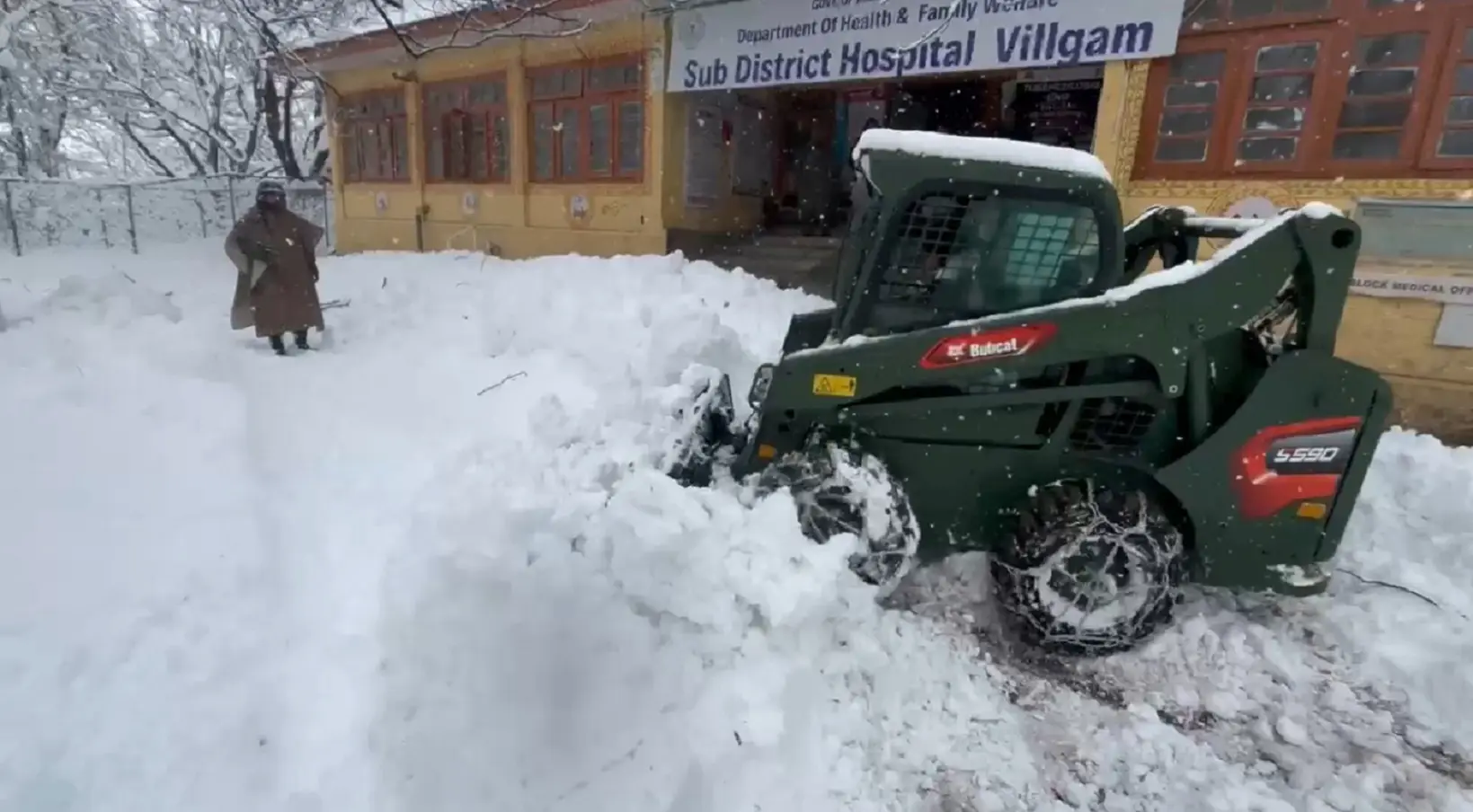 Army, J&K Police lead major rescue and relief efforts amid heavy snowfall in Kashmir