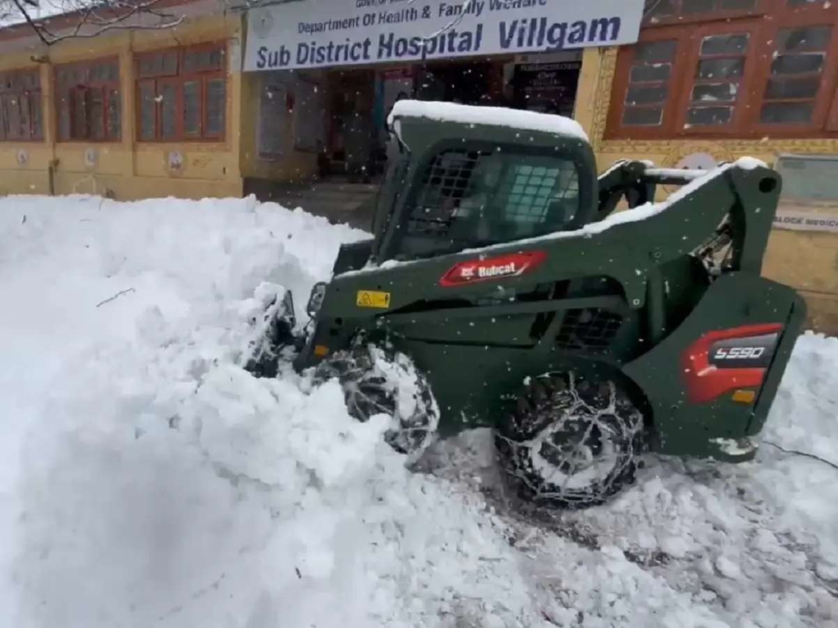 Army, J&K Police lead major rescue and relief efforts amid heavy snowfall in Kashmir Army, J&K Police lead major rescue and relief efforts amid heavy snowfall in Kashmir