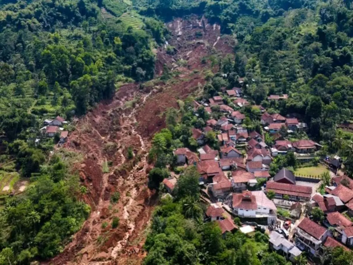 At least 8 killed after landslide strikes Indonesia's Java, several missing At least 8 killed after landslide strikes Indonesia's Java, several missing