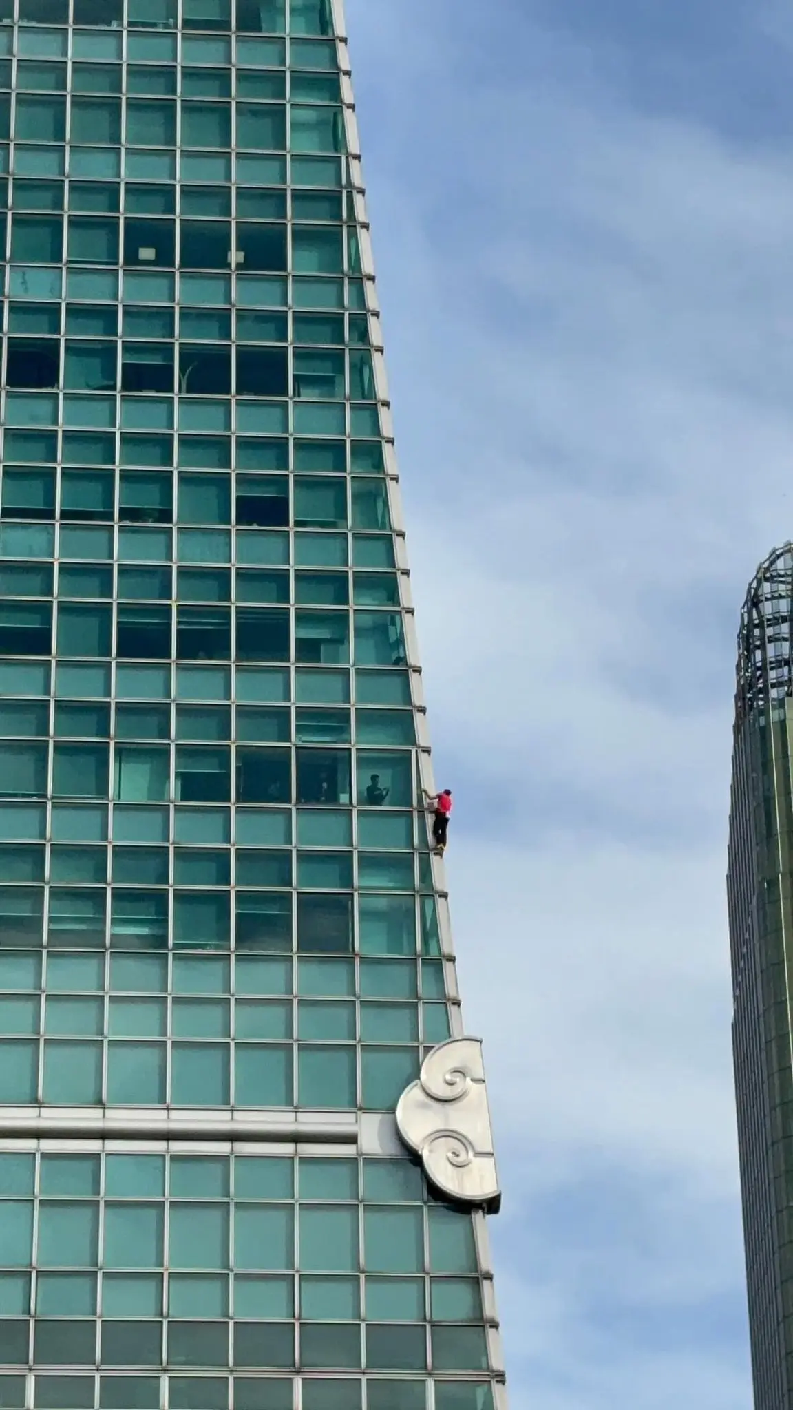 Who is Alex Honnold? US Climber scales Taipei 101 without ropes in 91 minute: VIDEO