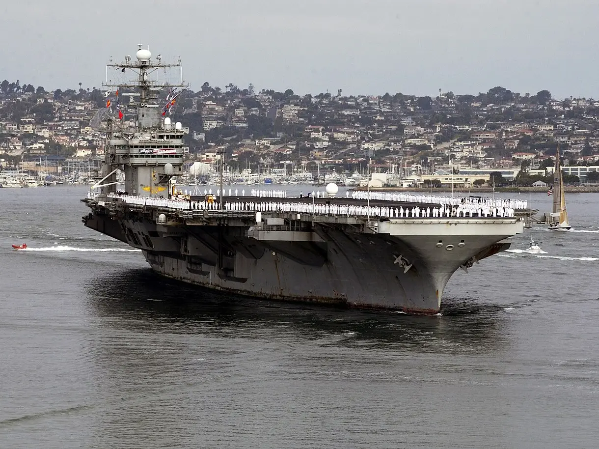 'Storm warning': What does the USS Abraham Lincoln do when big waves hit?