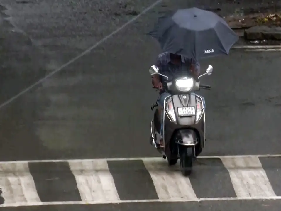 Winter rain returns to Delhi-NCR with thunderstorms, lightning; IMD issues yellow alert Winter rain returns to Delhi-NCR with thunderstorms, lightning; IMD issues yellow alert