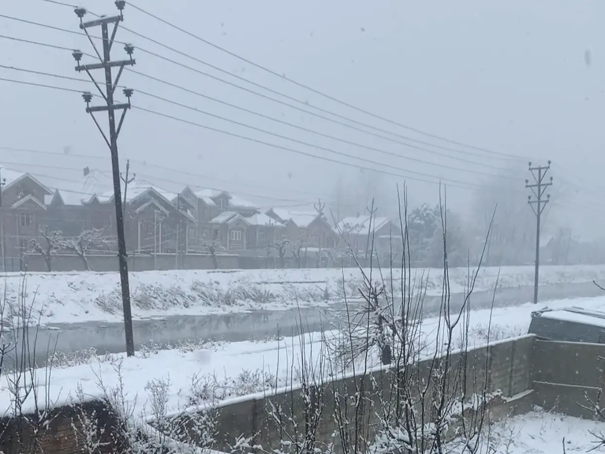 Fresh snowfall disrupts life across Kashmir valley; flights cancelled, highways closed Fresh snowfall disrupts life across Kashmir valley; flights cancelled, highways closed