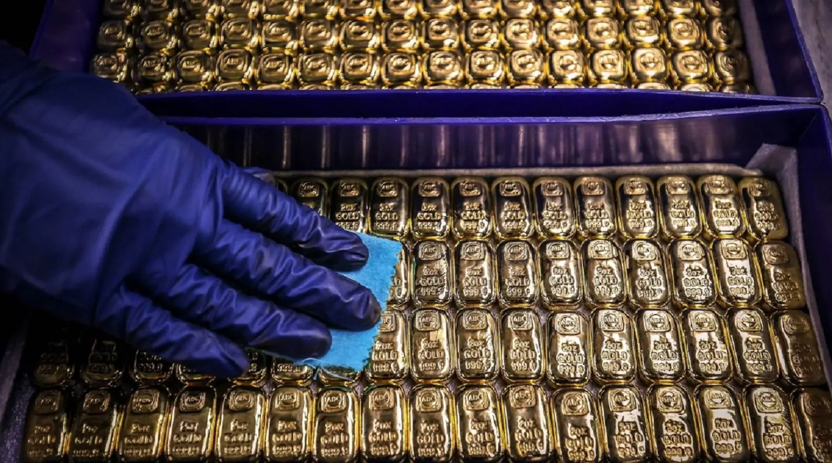 Gold surges past $5,500, silver tops $120 amid Iran tensions, US Fed pause and weakening dollar