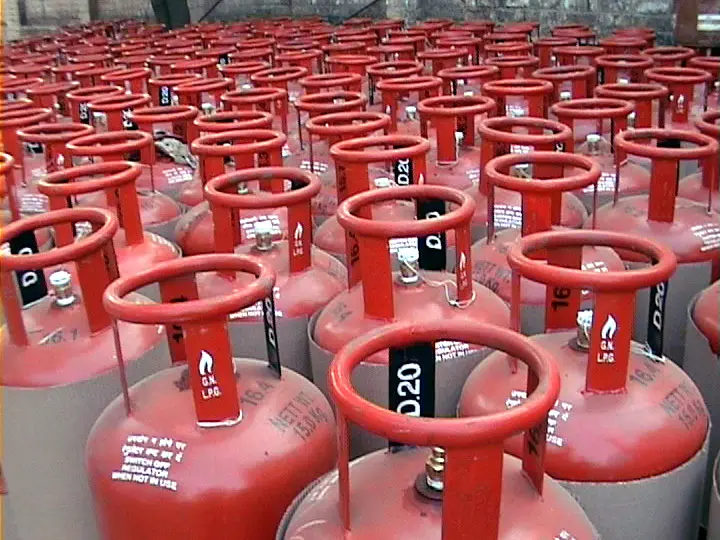 Iran War: What is the black market price of 'LPG cylinders' in India due to Strait of Hormuz closure?