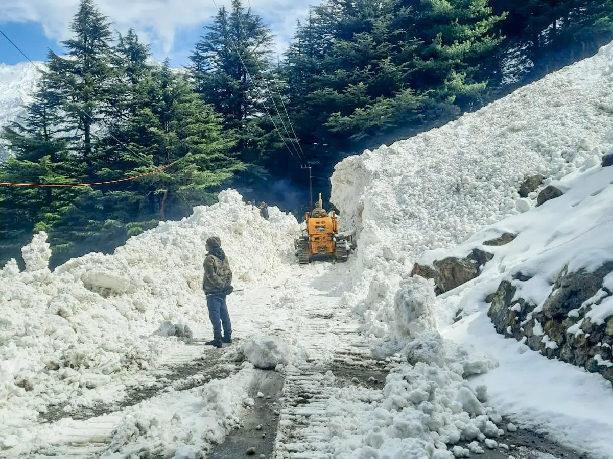 Rain, snow and strong winds lash Uttarakhand, IMD issues avalanche and thunderstorm warnings Rain, snow and strong winds lash Uttarakhand, IMD issues avalanche and thunderstorm warnings