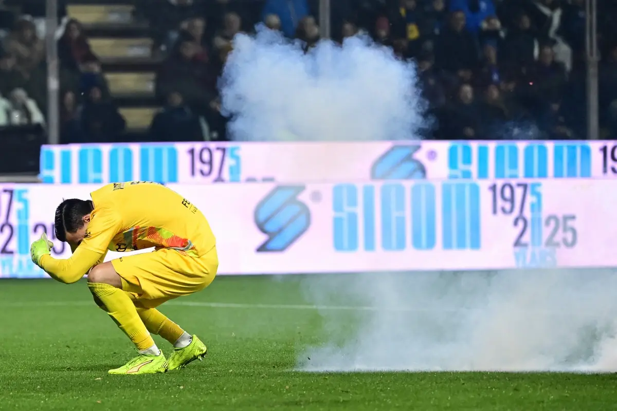 Serie A | 'Chaos reigns in Inter Milan vs Cremonese': Fans throw flares, hit home team goalkeeper - WATCH