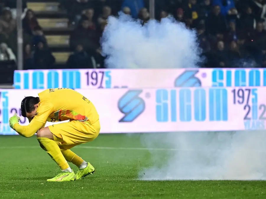 Serie A | 'Chaos reigns in Inter Milan vs Cremonese': Fans throw flares, hit home team goalkeeper - WATCH