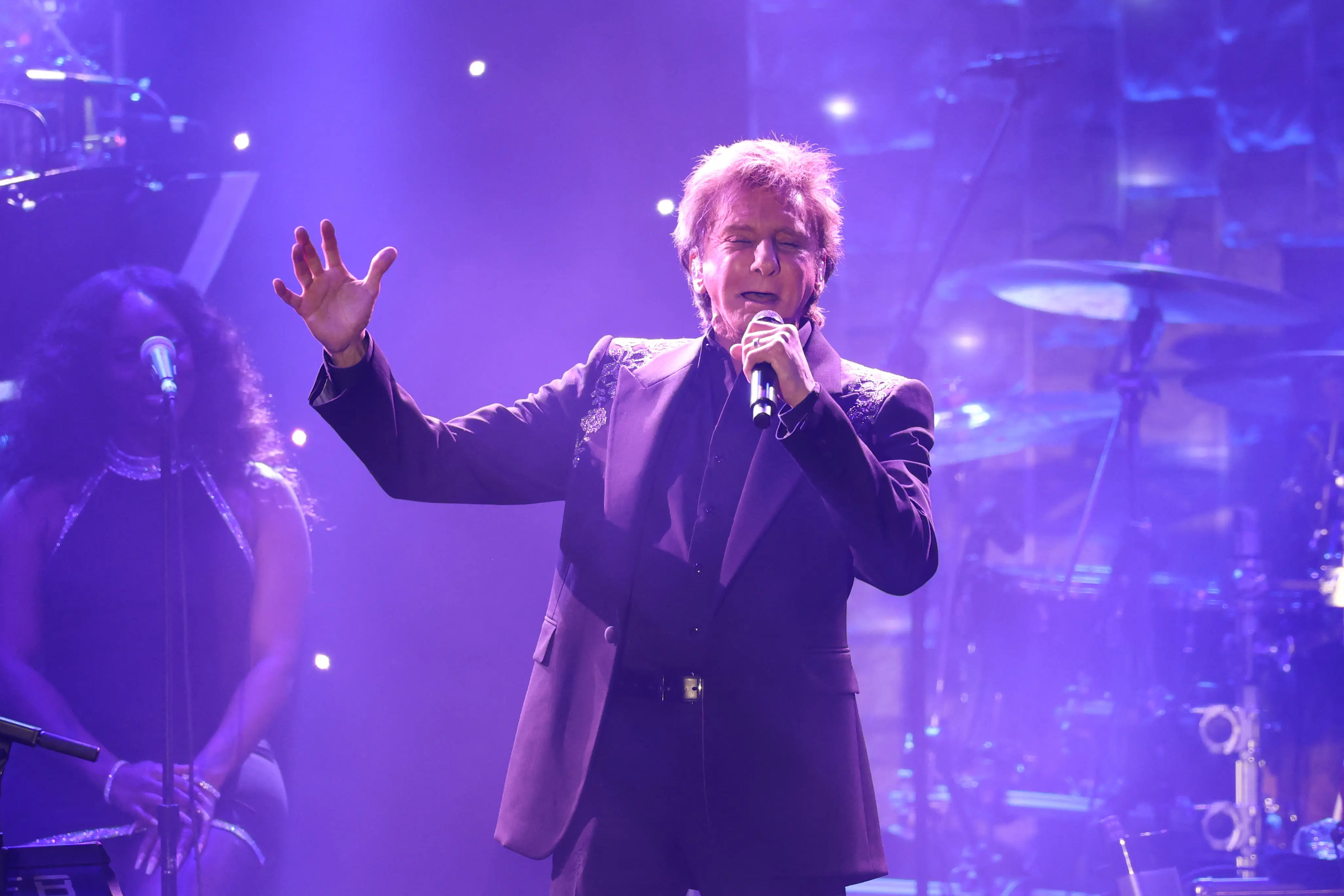 Barry Manilow cancels Las Vegas shows but 'doing great' post-surgery