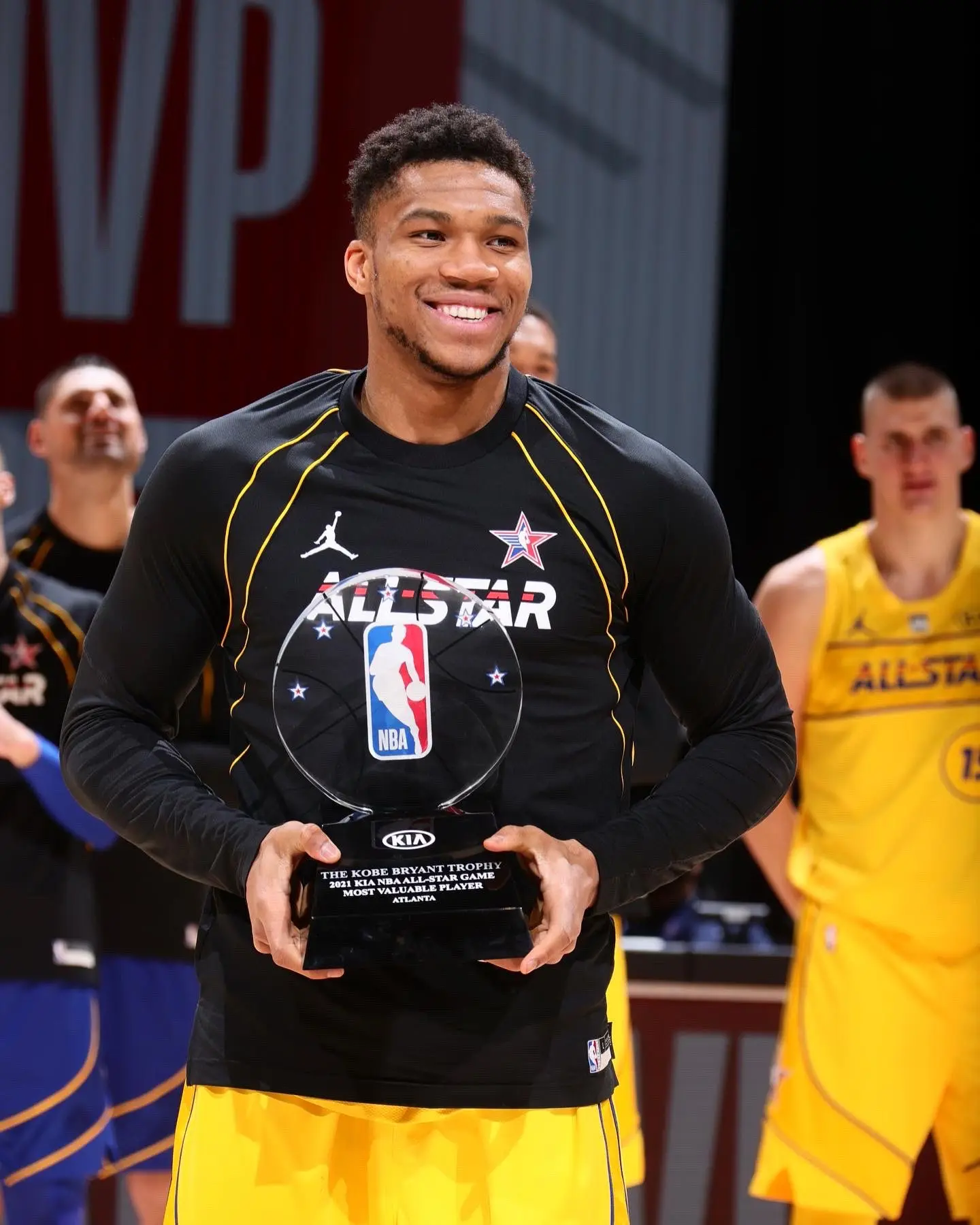 Giannis Antetokounmpo stays with Milwaukee Bucks as NBA transfer deadline passes