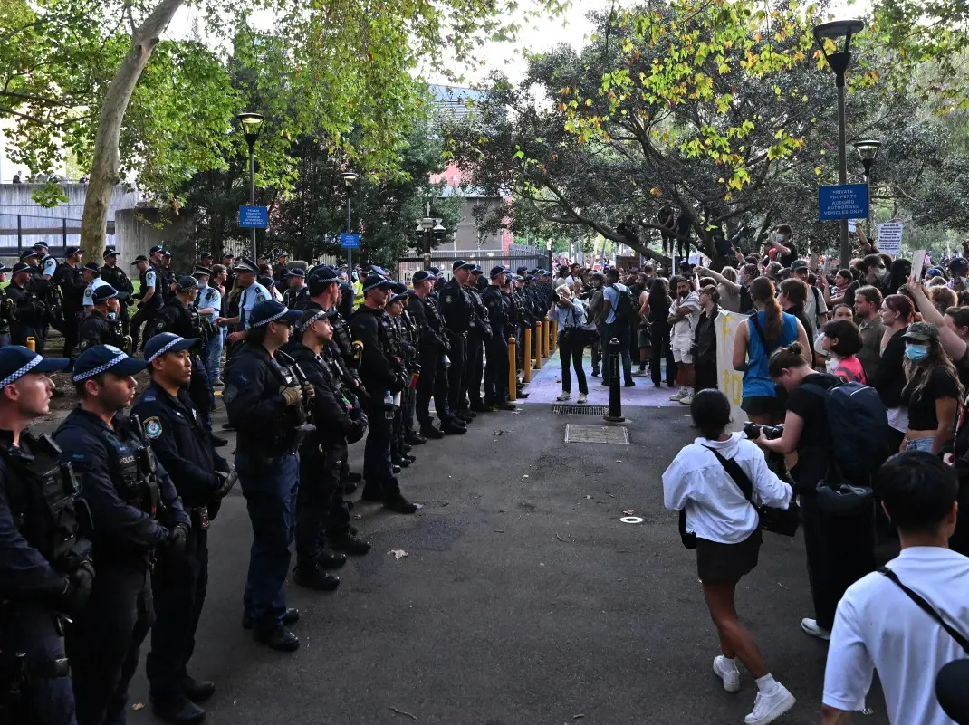 Australian lawmaker among several injured as protests over Israeli president’s visit erupt in violence Australian lawmaker among several injured as protests over Israeli president’s visit erupt in violence