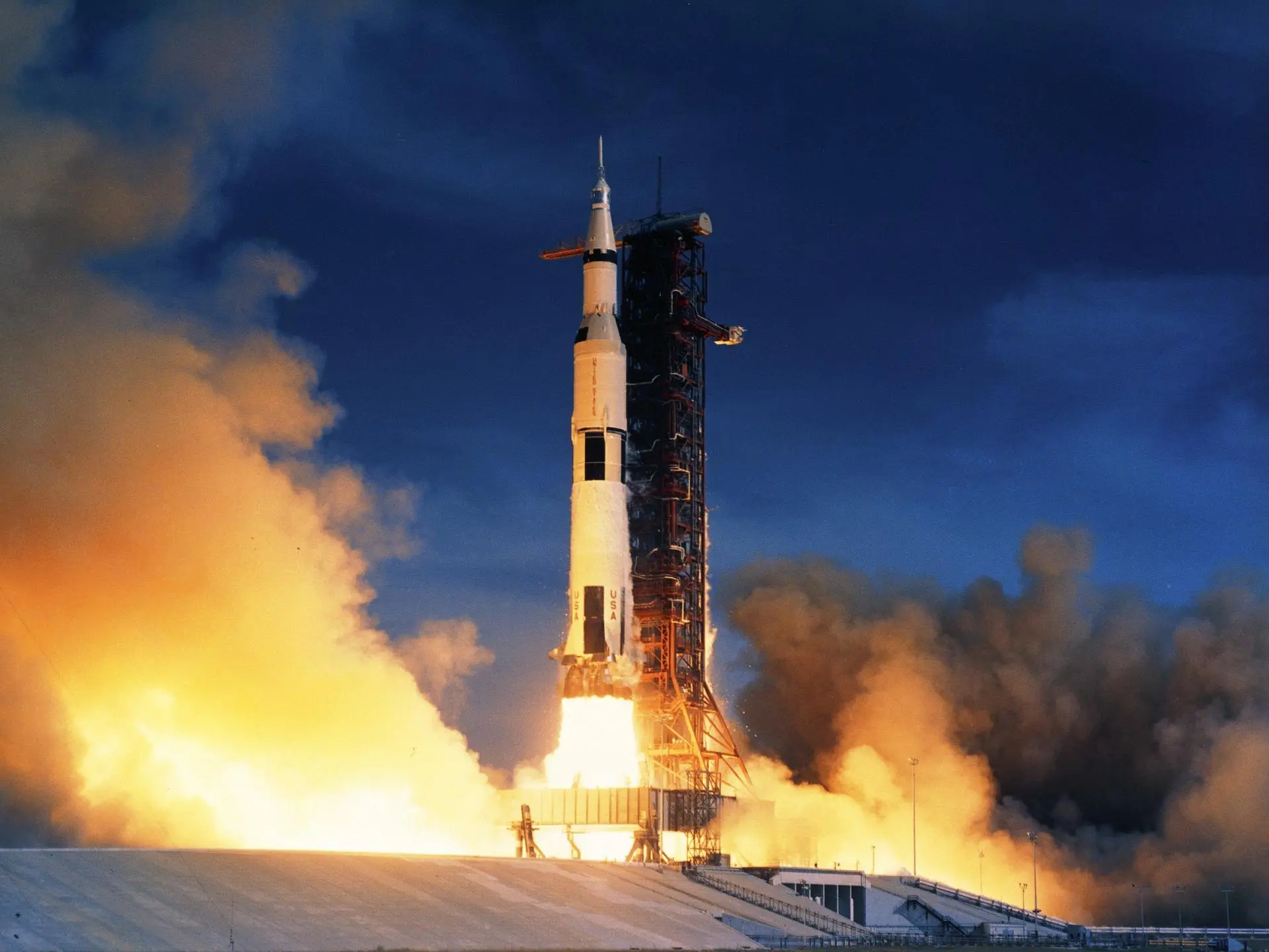 How big is the Artemis launch vehicle compared to Saturn V and Falcon Heavy?