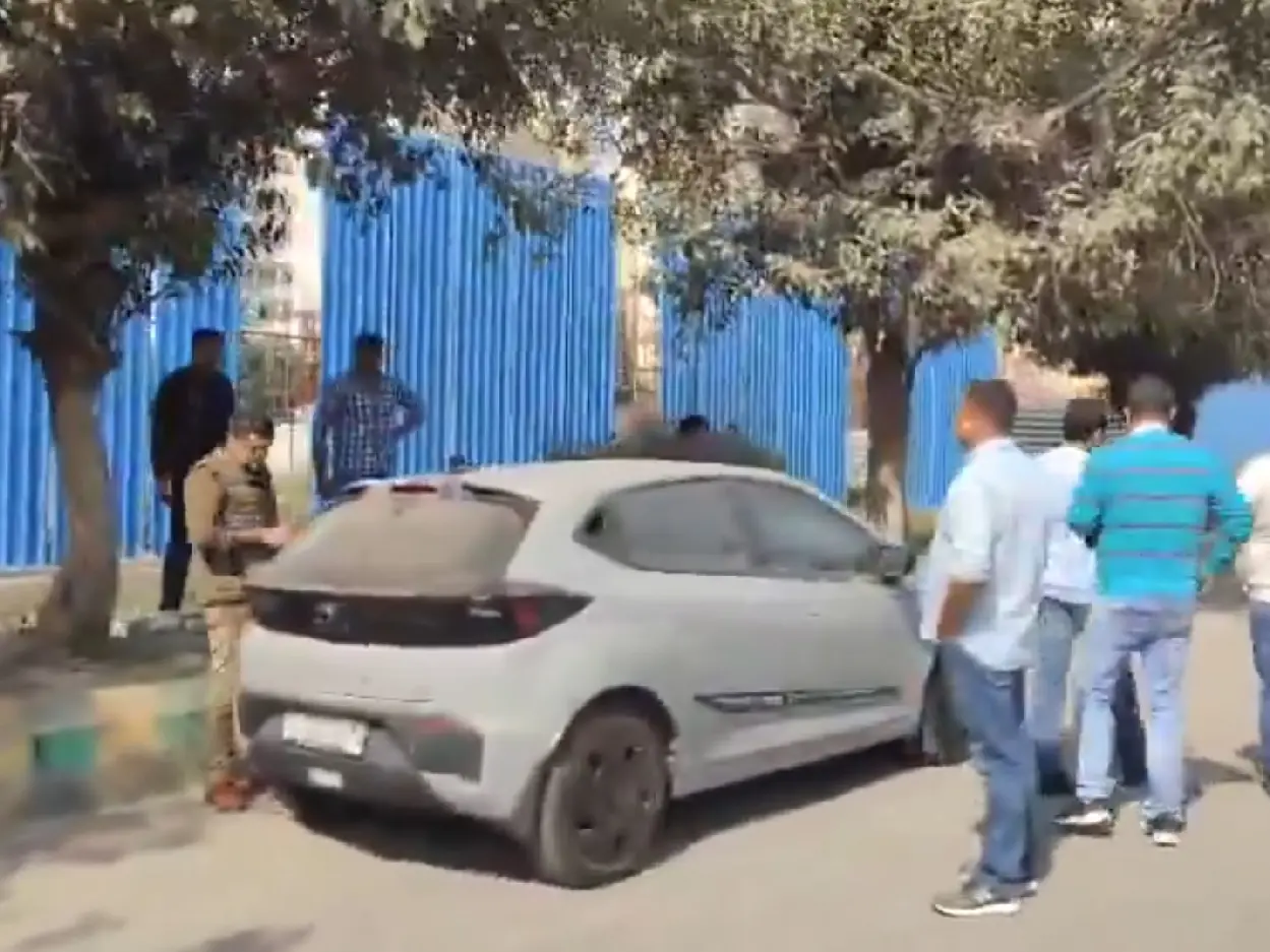 Valentine’s Day horror in Noida: Man kills girlfriend, then shoots self in parked car Valentine’s Day horror in Noida: Man kills girlfriend, then shoots self in parked car