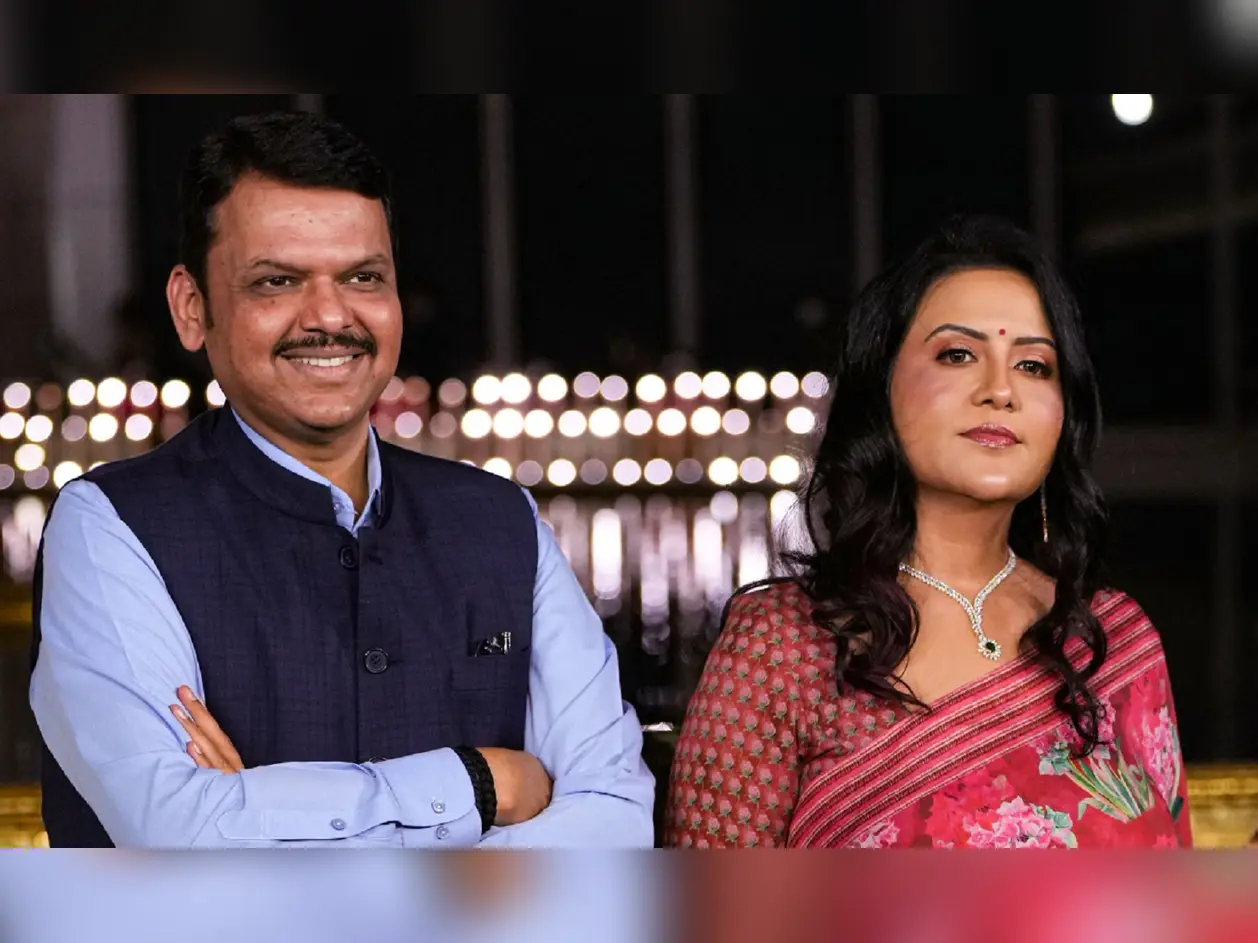 Maharashtra CM Devendra Fadnavis’ wife Amruta quits bank job after 23 years