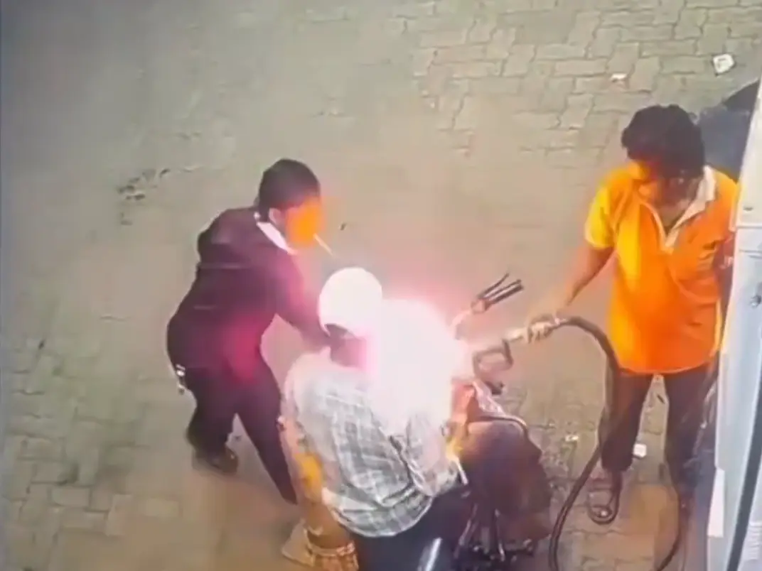 Asked not to smoke at petrol pump, youth sets bike & fuel nozzle ablaze in Chhattisgarh's Raipur: VIDEO Asked not to smoke at petrol pump, youth sets bike & fuel nozzle ablaze in Chhattisgarh's Raipur: VIDEO