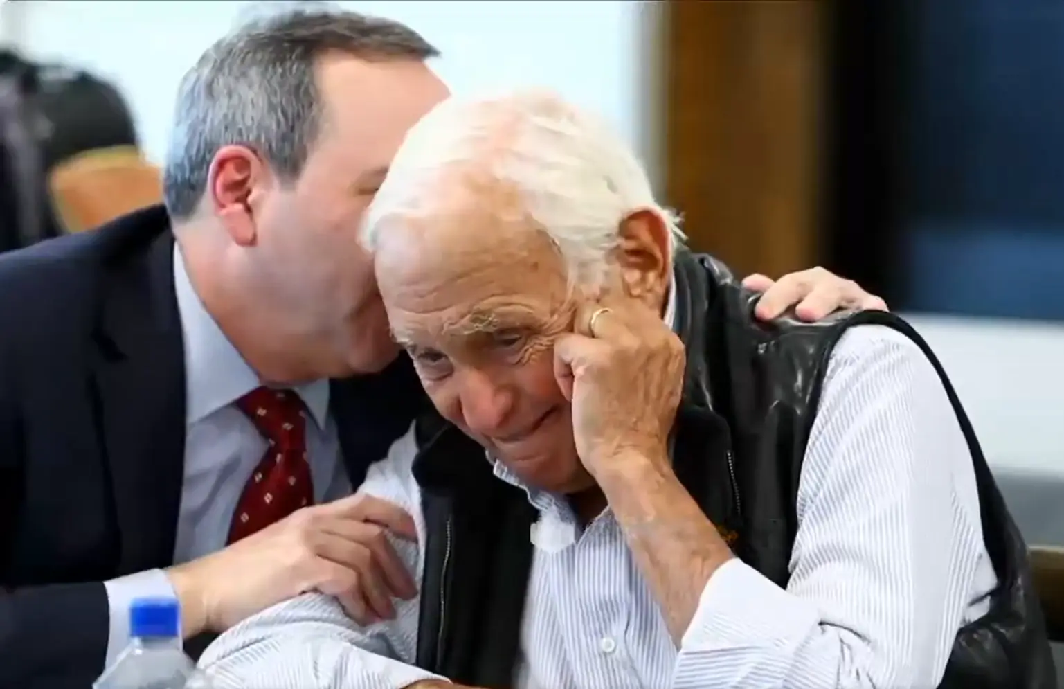 'I’ll f---ing kill you if...': Les Wexner’s attorney whispers near mic amid Epstein deposition, video goes viral