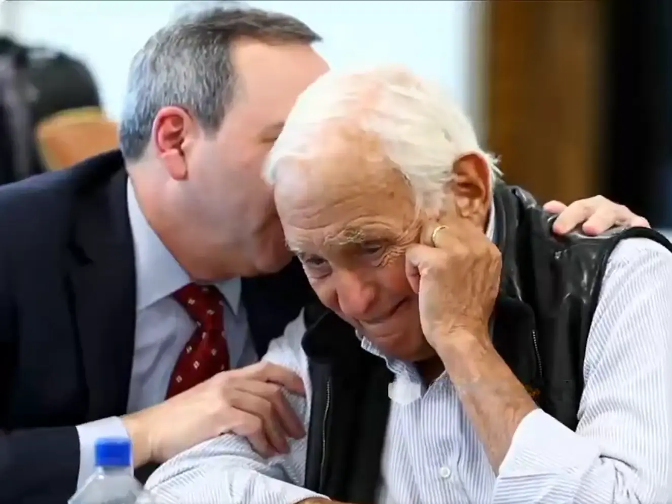 'I’ll f---ing kill you if...': Les Wexner’s attorney whispers near mic amid Epstein deposition, video goes viral 'I’ll f---ing kill you if...': Les Wexner’s attorney whispers near mic amid Epstein deposition, video goes viral