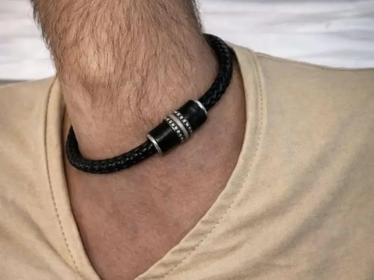 This optical illusion of a male body part has stumped everyone, and the trickery doesn't end