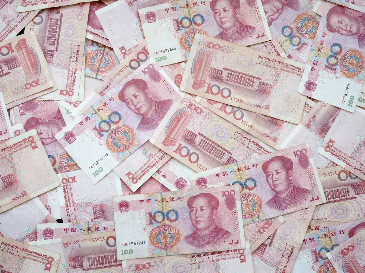 Chinese boss lays millions in cash on table, tells employees to take all they can count in 15 minutes