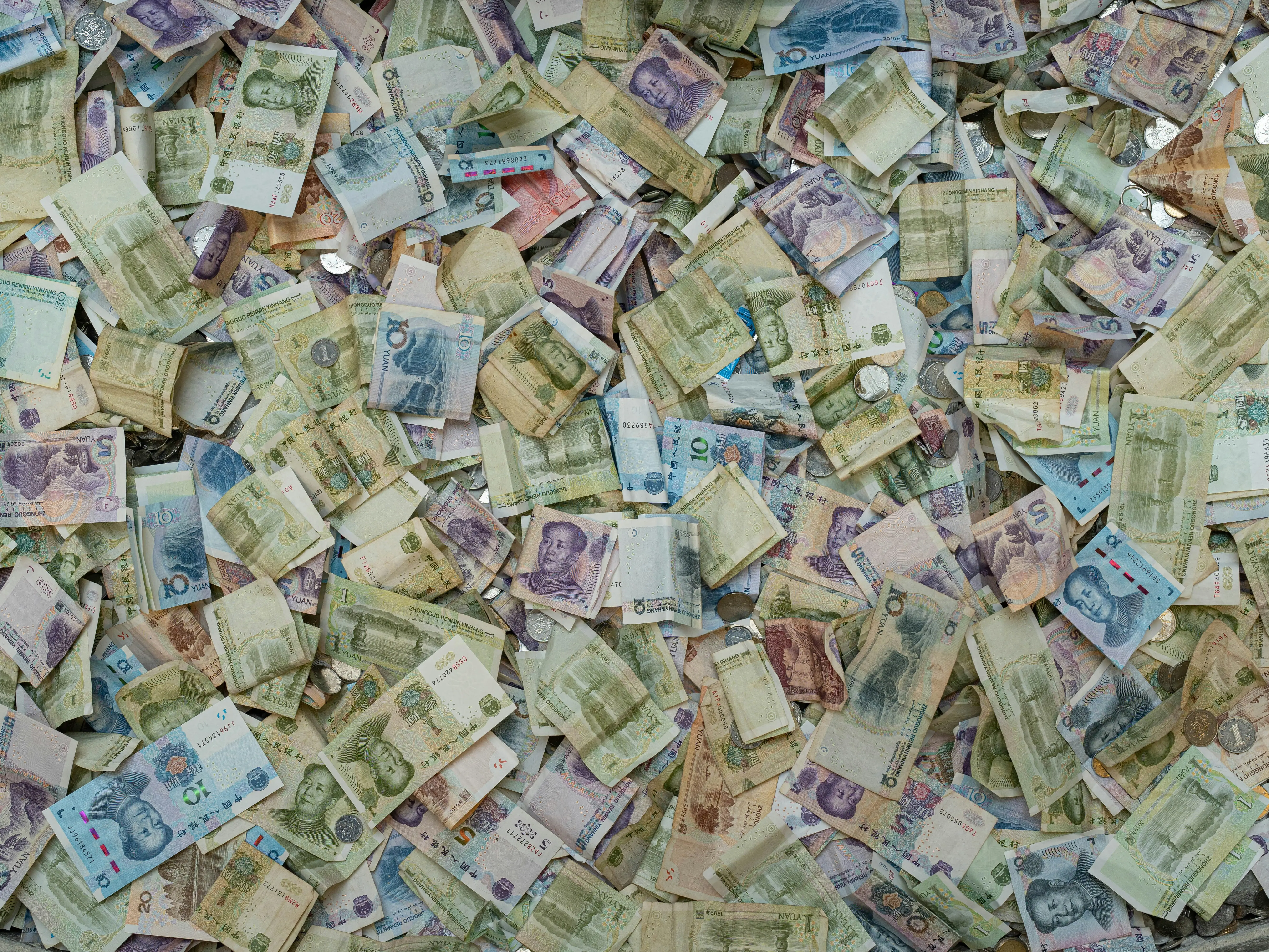 Chinese boss gives away Rs 240 crore in bonuses, lays cash on long tables at gala Chinese boss gives away Rs 240 crore in bonuses, lays cash on long tables at gala