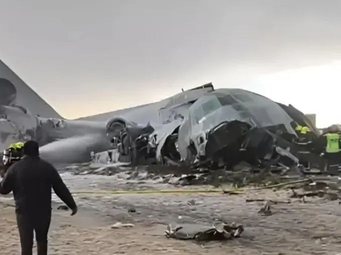 At least 15 presumed dead as Bolivia military plane carrying banknotes crashes; people rush to loot money | Video At least 15 presumed dead as Bolivia military plane carrying banknotes crashes; people rush to loot money | Video