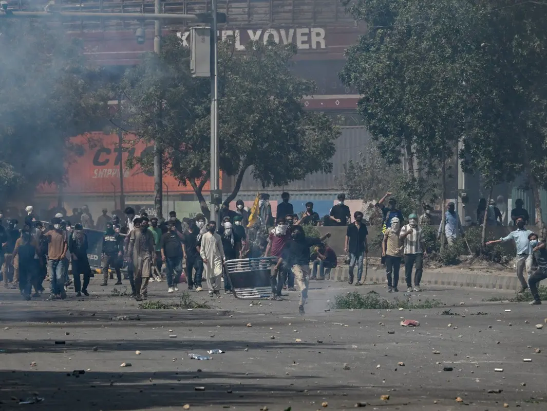 US Marines open fire at protesters storming US Consulate in Karachi after Khamenei’s killing US Marines open fire at protesters storming US Consulate in Karachi after Khamenei’s killing
