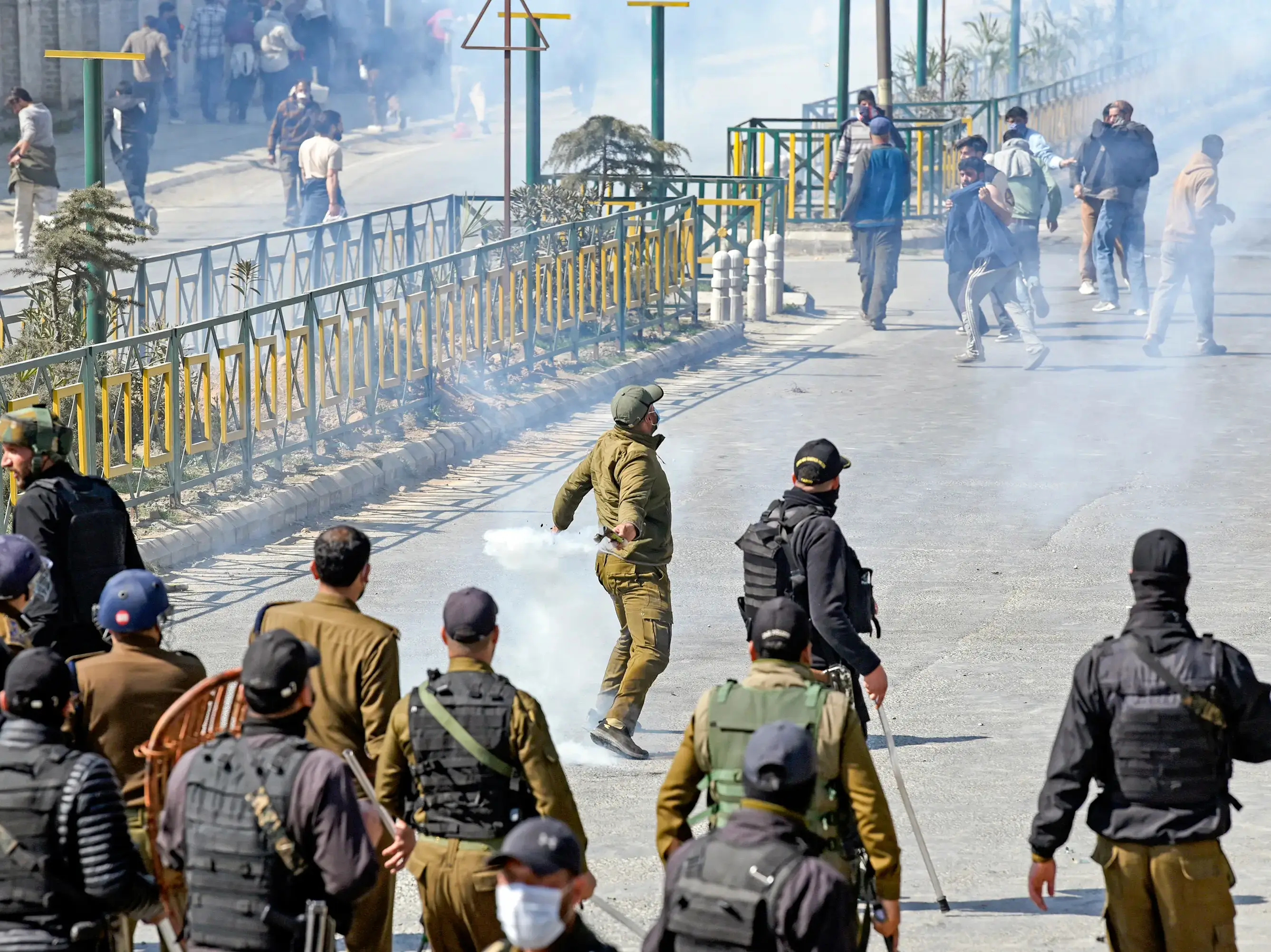 Kashmir Internet Curbed to 2G; Educational Institutions Shut Till March 7 as Restrictions Continue for Fourth Consecutive Day Kashmir Internet Curbed to 2G; Educational Institutions Shut Till March 7 as Restrictions Continue for Fourth Consecutive Day